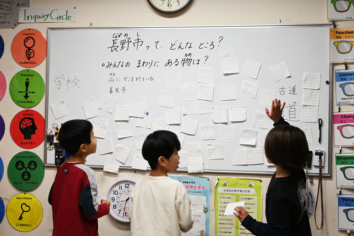 「長野市」のイメージを次々とホワイトボードに貼っていく児童たち