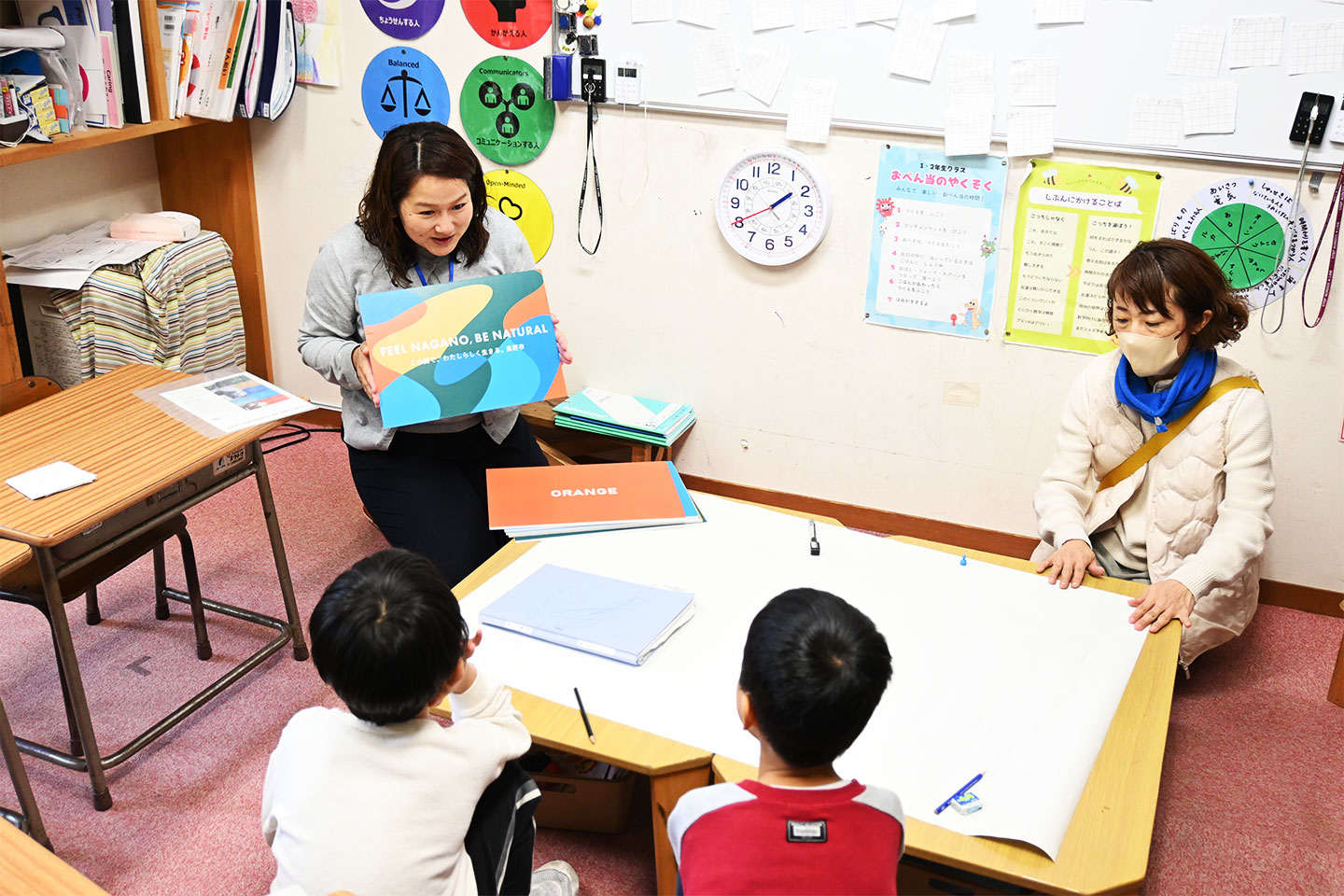「その模様、駅前で見たことある！」と教えてくれた児童も。