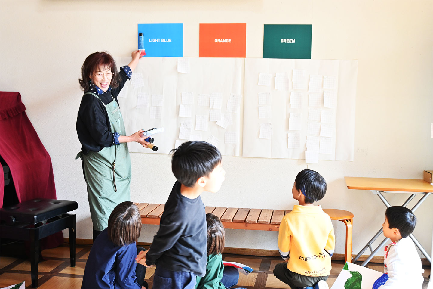 絵の具の色を合わせながら、前回の授業で学んだキーカラーの意味を復習しました