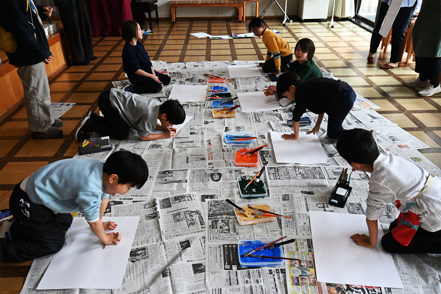 2時間、手を止めることなく黙々とポスター制作に取り組んだ児童たち