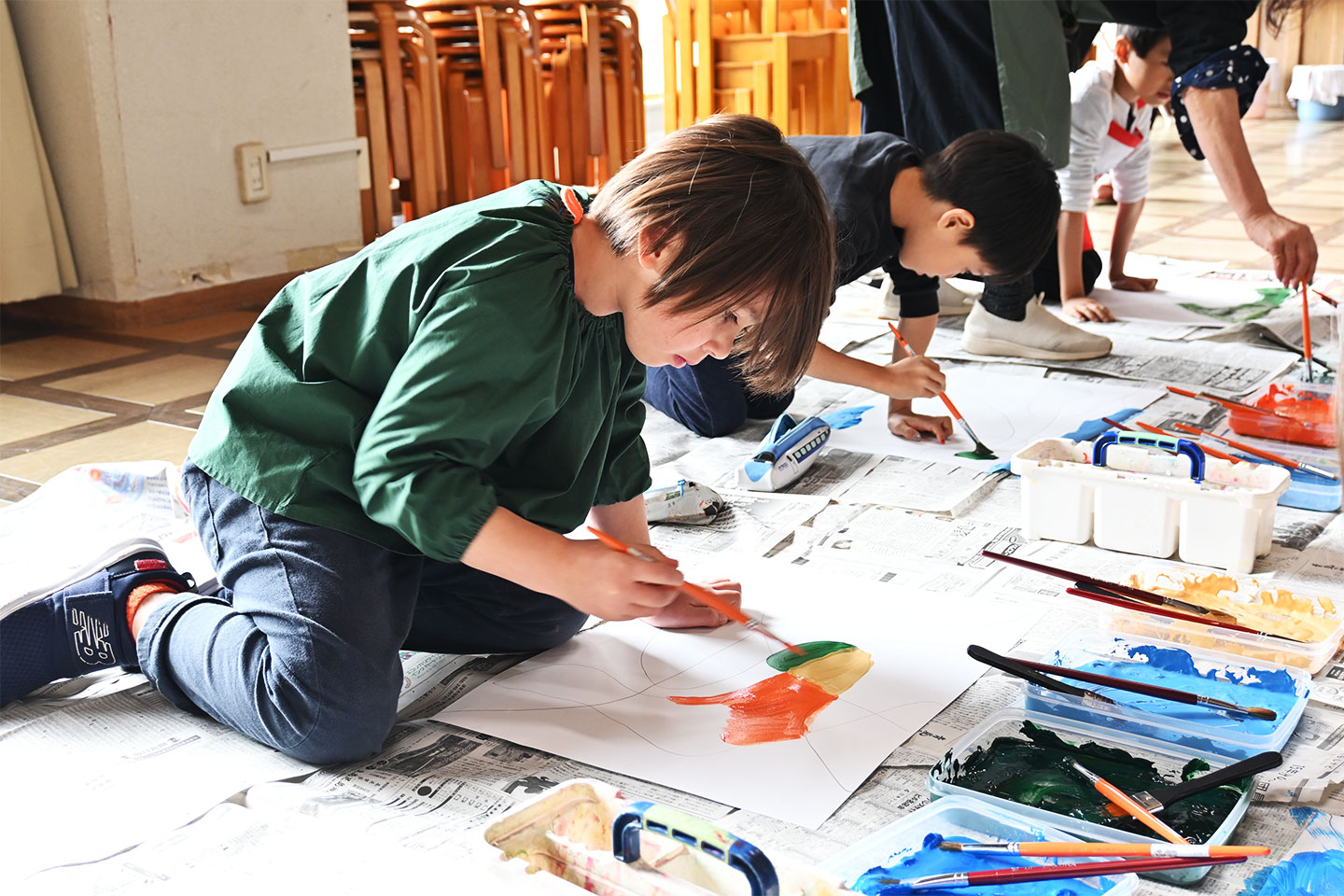 2時間、手を止めることなく黙々とポスター制作に取り組んだ児童たち