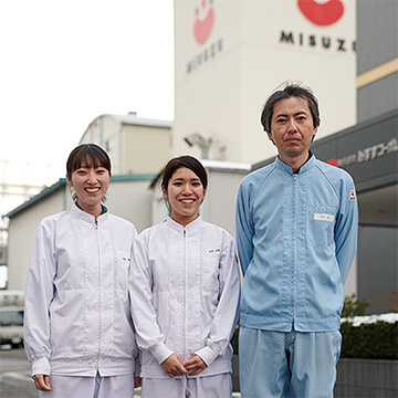 （右から）品質技術部部長の澤口誠さん、商品開発部の中澤杏美さん、金井萌華さん