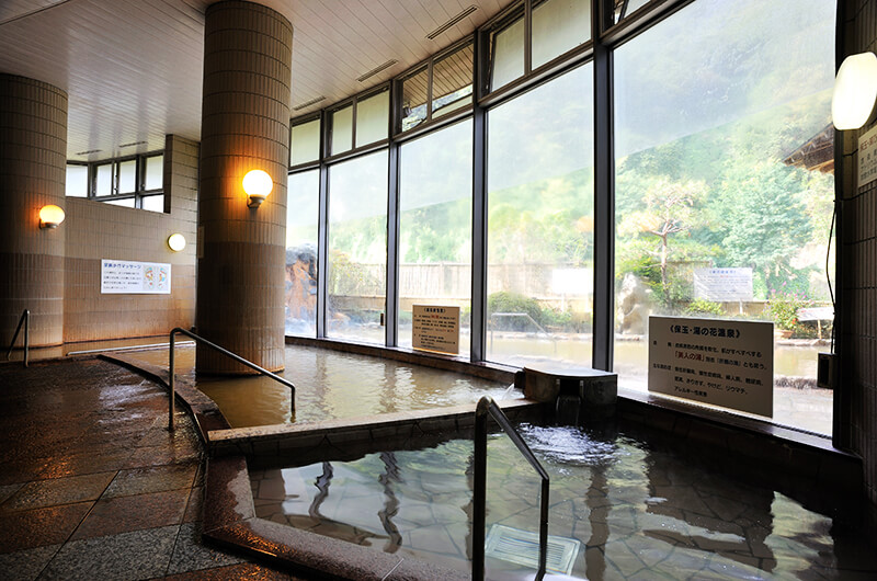 写真手前の透明な湯が「保玉湯乃花温泉」で、内湯の一部に使用。ほのかな硫黄臭があります
