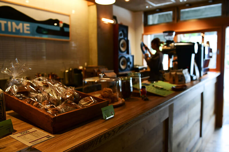 長野市善光寺中央通り沿いにあるコーヒースタンド〈FORET COFFEE〉に並ぶパン。〈pinatis-ピナティ-〉のパンを求めて訪れる人も多く、午前中から完売することもしばしば
