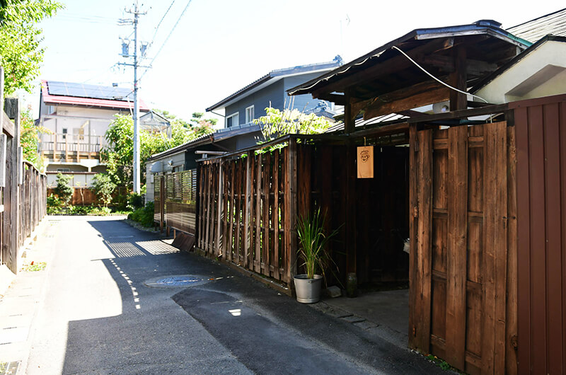 2018年６月、長野市花咲町にオープンした〈pinatis-ピナティ-〉のキッチン兼コンセプトショップ。民家が軒を連ねる閑静な街並みに佇む