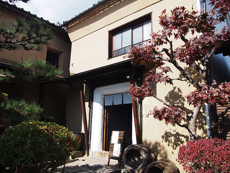 善光寺表参道からすぐの蔵の1階にある「薫蔵 COFFEE KAGURA」。2階は「ギャラリー豆蔵」として営業中