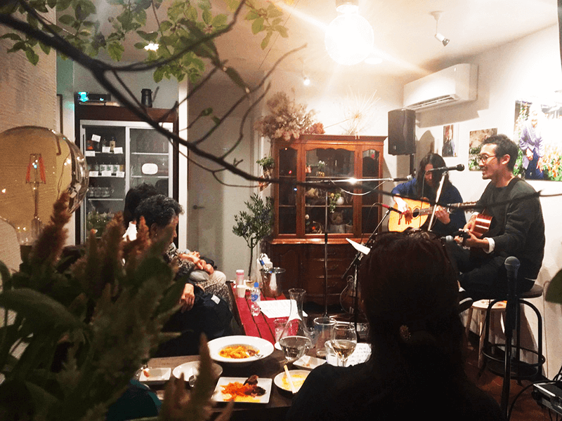 東京・三軒茶屋にある飲食店「サンフラド」では、中条で育てた西山大豆や味噌、野菜を使った料理を提供。2019年11月には、料理とともに「まめったい写真展」と「The BOCOS」のライブを開催した