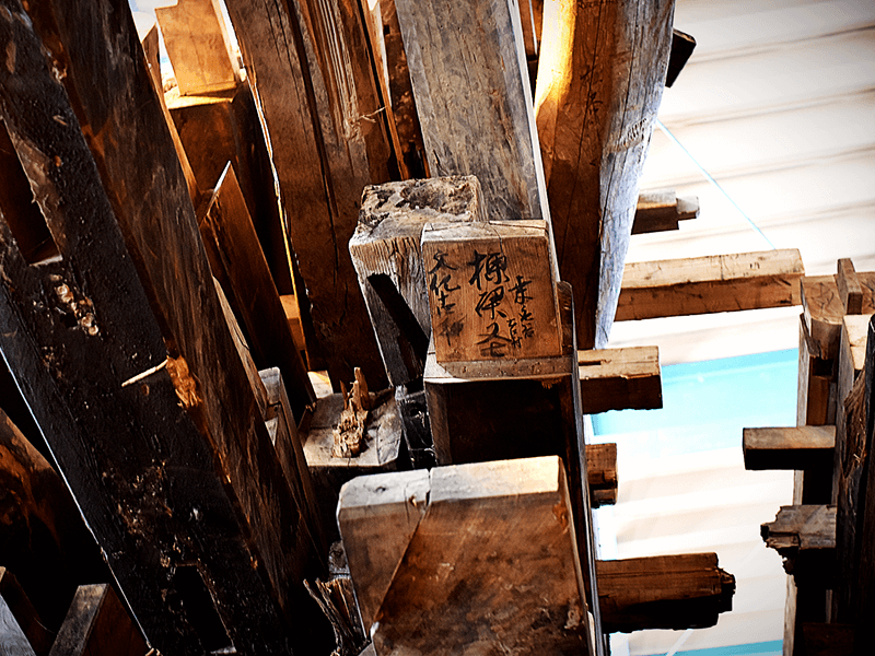古民家の柱のホゾ先には棟梁の名前や建てた年代が記されていることも。写真の柱には江戸時代後期の「文化十四年」の文字