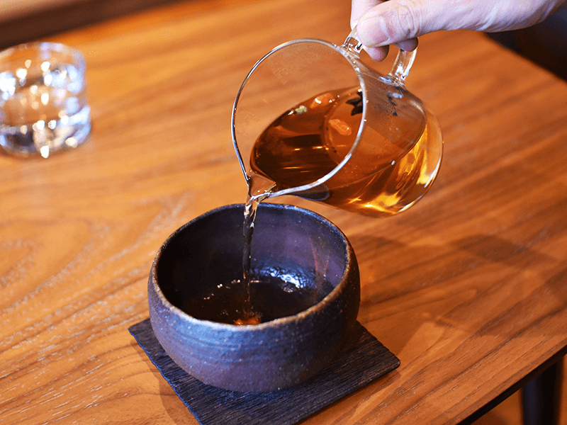 香里さんが提供する「実と花のお茶」。こちらは、クコの実と八角、庭で採れる青山椒を使ったほうじ茶「緋衣草」
