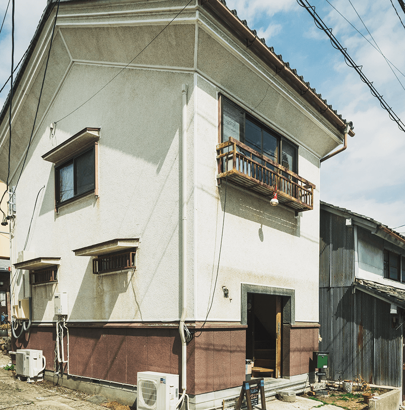 大門町の路地に立つ、築40〜50年の蔵風の建物。同町にある「武井工芸店」の倉庫や木彫り教室などに使われてきた