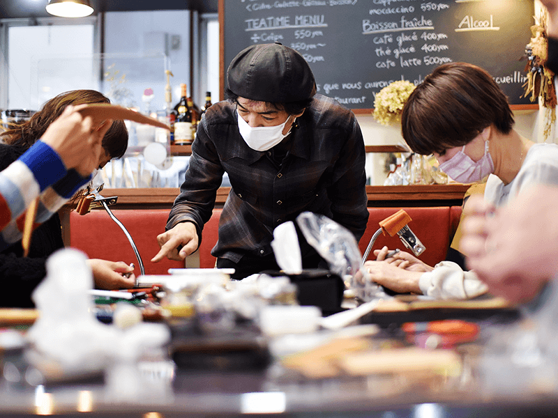徳永さんと原山さんが講師となって毎月開催している人気のワークショップでも、鹿革を使ったバッグやスリッパなどを製作している