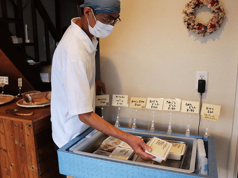 毎日、作りたての3種の豆腐が店頭に並ぶ
