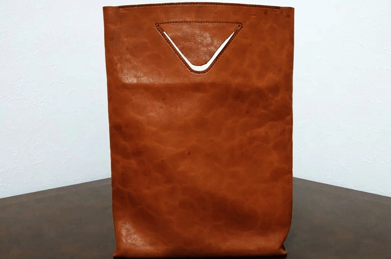 製品のデザインは高橋さんにお任せ。こちらは初めて製品化されたミニバッグ。軽くて柔らかい使い心地（@shimaboku より）