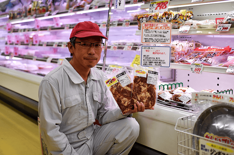 任期3年目の2016年には、ジンギスカンやサフォーク肉を扱う町のスーパーマーケット「フレッシュトップ田中屋」の精肉部門でアルバイトも開始