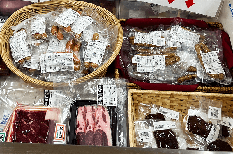 「フレッシュトップ田中屋」で販売している焼肉用のサフォーク肉（左下）。豚肉とも牛肉とも異なる旨味があり、甘みがある脂はあっさりとしながらも味わい深い