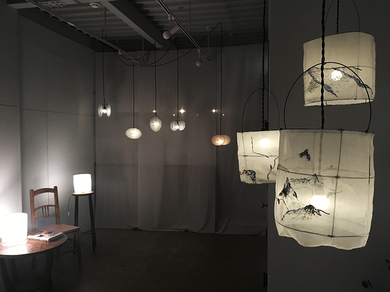 刺繍作家の宮崎友里さんによる展示は、ランプシェードの光で幻想的な風景に