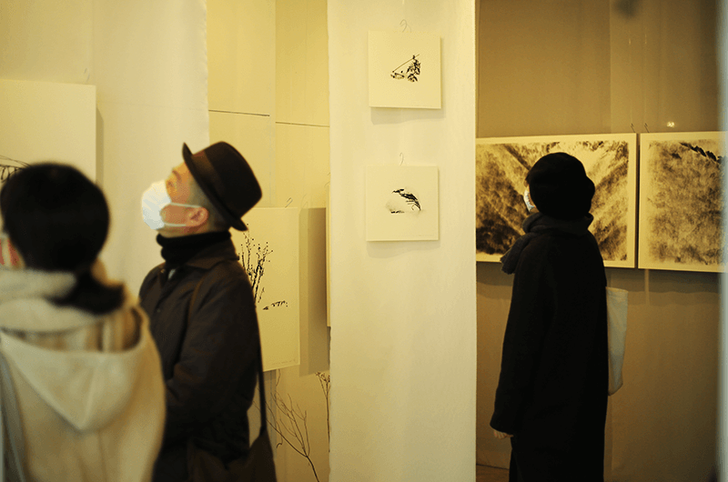 銅版画家・中村眞美子さんの展示は冬に開催。何気ない冬の風景を映し取った作品が並んだ