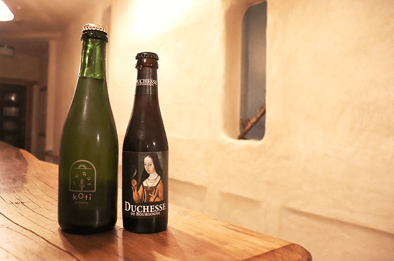 左は自然酵母で瓶内熟成させた岡山・koti brewery（コチブルワリー）のビール（1,500円）。右はカレーに合う酸味の強い熟成ベルギービール「ドゥシャス・ド・ブルゴーニュ（650円）」。ほかにカルダモン焼酎も