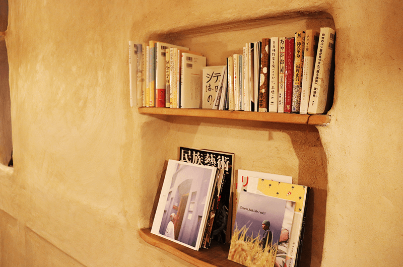 自由に手に取れる書籍コーナー。食や映画、民藝など、永田さんが好きなジャンルの本が並ぶ