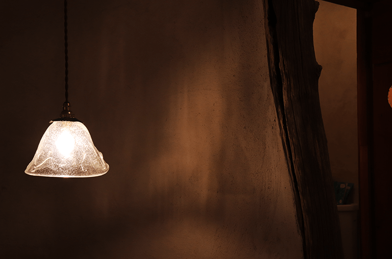 柔らかな光をくれるランプは、長野市のガラス作家・前田一郎さんの作品