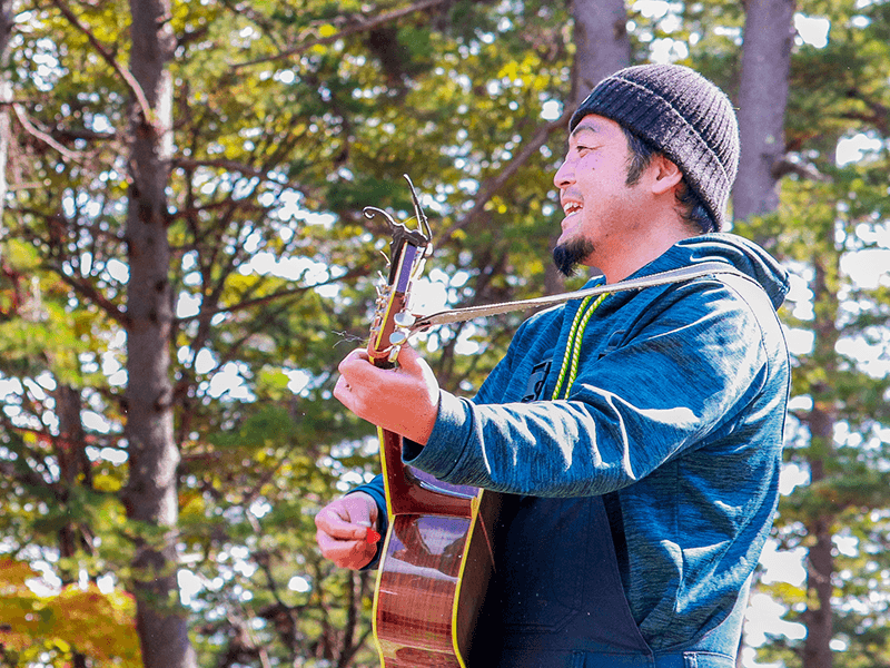 宮崎さんの手作りといえば、園で子どもたちが歌う音楽です。朝と帰りのおあつまりの時間や行事の前後には、決まって宮崎さんのギターに合わせて歌を歌いますが、曲はいずれも宮崎さんの作詞・作曲です。