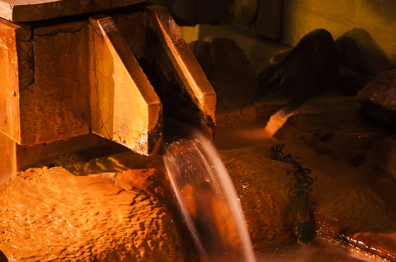 湯口の周囲や浴槽のふちに温泉のカルシウム成分が固まり、天然石のように付着して風格を備える（写真提供：松代荘）