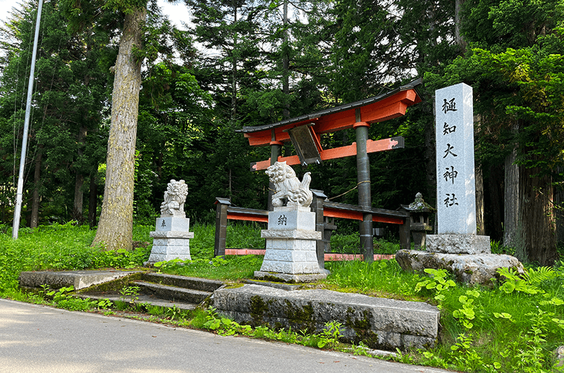 日本古来の風習も、神仏習合の歴史も、豊かな自然と水の恵みも感じられる「樋知大神社」。