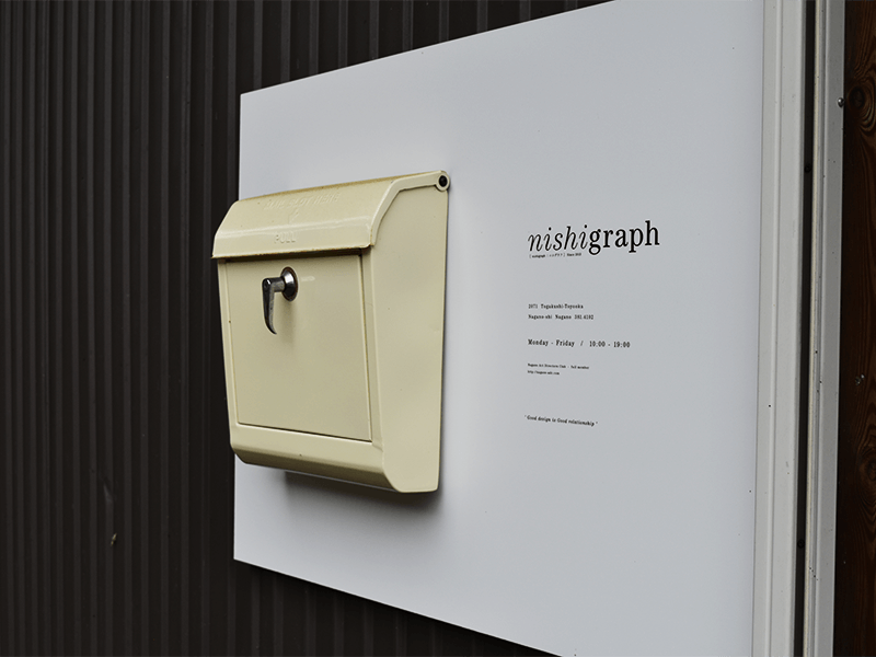 2013年にはフリーランスのグラフィックデザイナーとして独立。仕事場として最初に選んだのは、同級生のモリヤさんが長野市桜枝町（現在は同市小鍋）で開いた額縁工房&ギャラリー「FLATFILE」の一室でした。