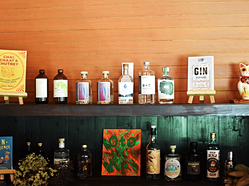 茂真さんも「飯山マウンテンファーム蒸溜所」でウイスキーだけでなくクラフトジン製造にも携わるなかで、自由な素材選びで地域色を出すことができ、豊かな香りも生み出せる面白さに引き込まれていきました。決定打が、東京で開催されたジンフェスティバルです。