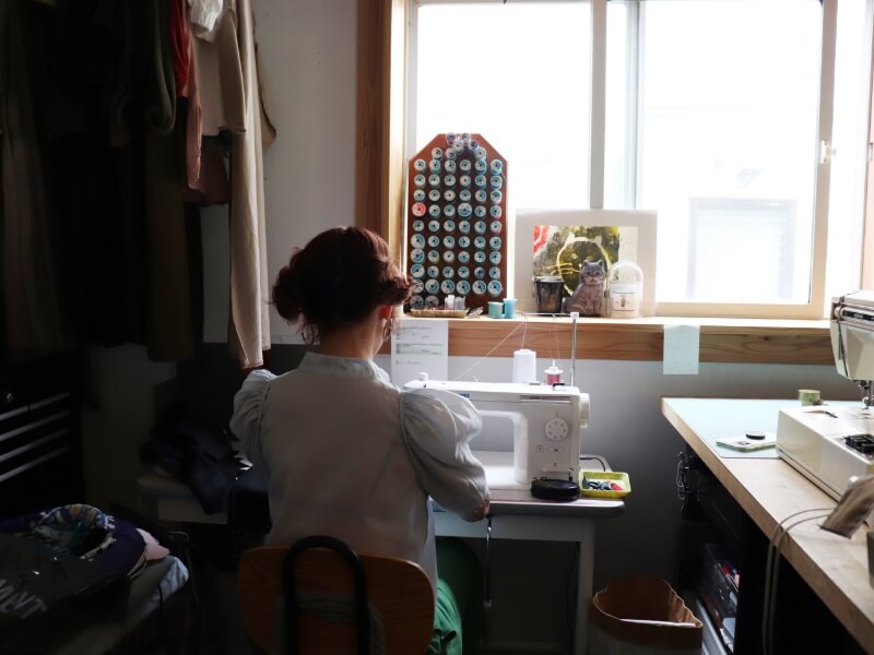 長野のアトリエでミシンに向かう泉谷さんは、服を作ることをピュアに楽しんでいるように感じました。