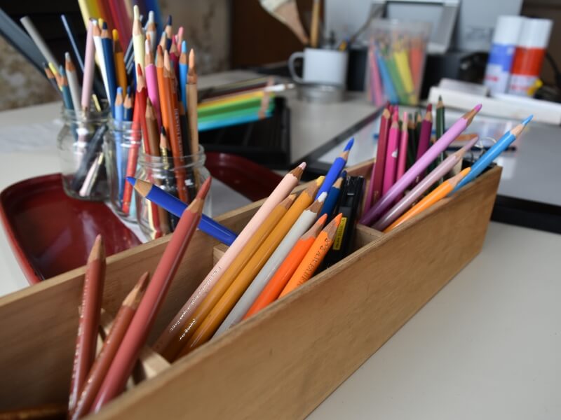 無数にある色鉛筆。制作中によく使うものはそばに置いている。同じ色のようで実は異なり、色幅の多さにおどろかされる