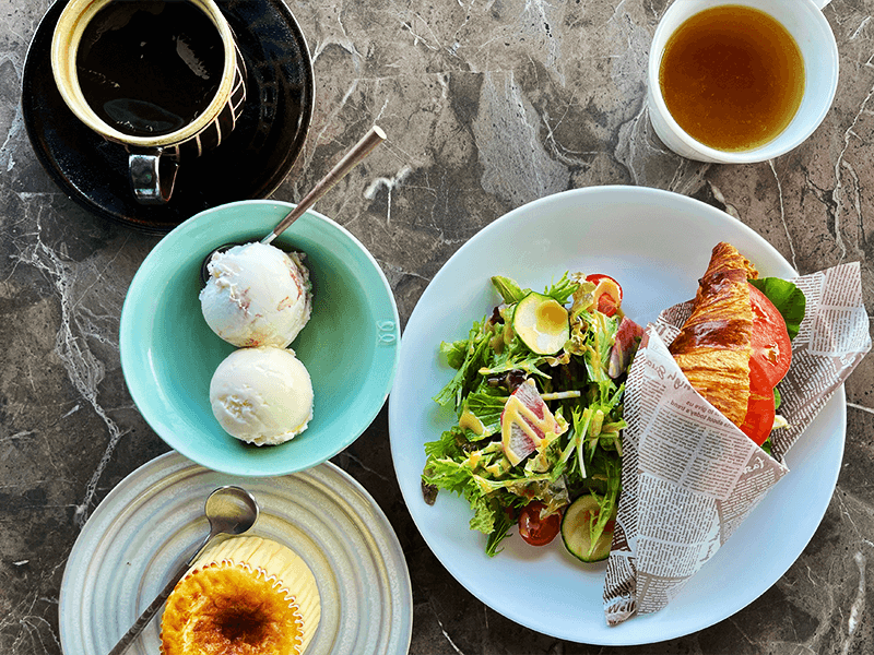 “美食の街の真っ黒チーズケーキが日本初上陸”の話題はネット上で広がり、開店早々、大人気に。そこに目をつけたのが、コンビニエンスストア「ローソン」です。開発責任者が「GAZTA」のバスクチーズケーキを高く評価し、開発を重ね、2019年に「バスチー」の商品名で全国展開。「バスクチーズケーキ」が一気にトレンドとなり、本家「ラ・ビーニャ」から製法を継承した唯一の店として、「GAZTA」の名はたちまちスイーツ界に広がりました。