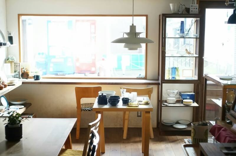 東京で営んでいた二人のお店「istut」。大きな窓からの光がヴィンテージ雑貨をやさしく照らします（写真提供／istut）