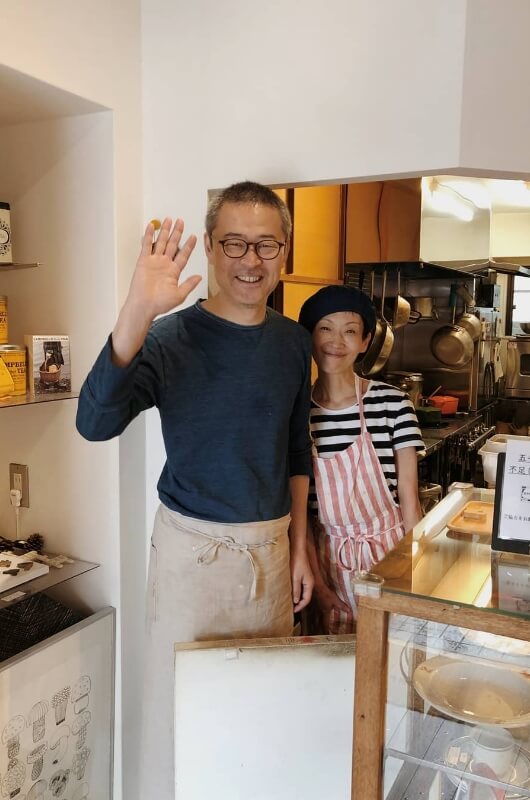 東京の店舗で。主に誠さんがホール、志保さんがキッチンを担当（写真提供／istut）