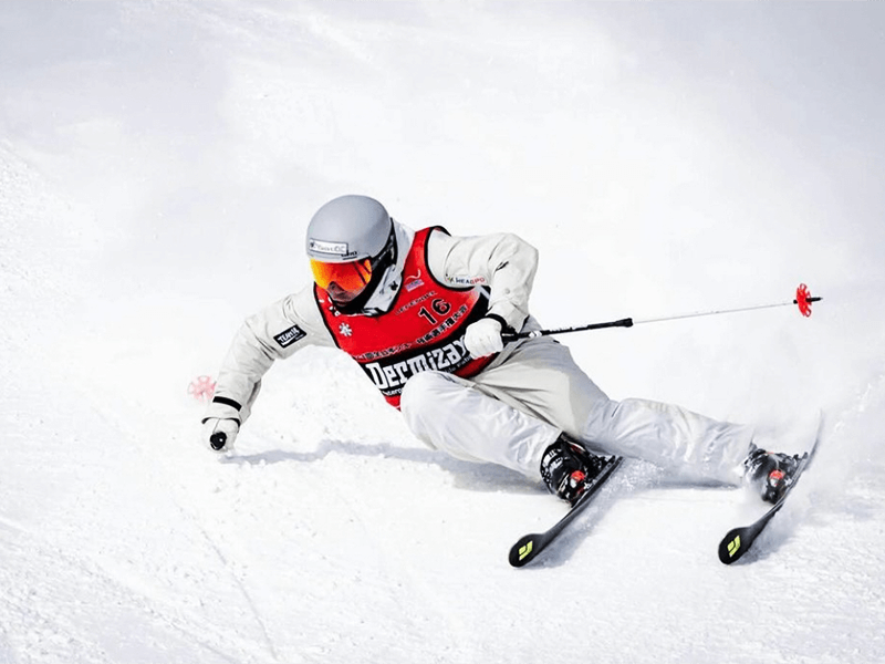 「MAXI」シリーズで 全日本スキー技術選手権大会に出場した山野井全選手