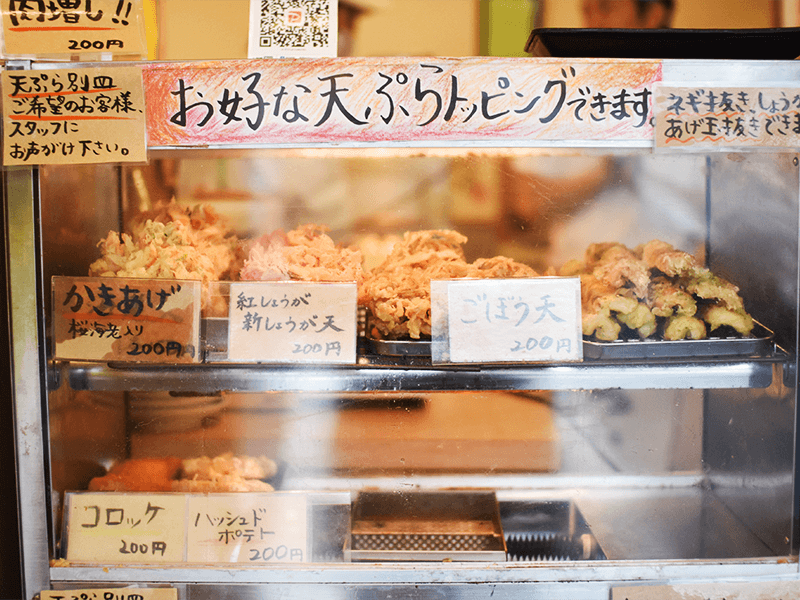 自家製の衣を使った天ぷらも自慢。入口で注文と会計を済ませてから着席して提供を待つスタイル