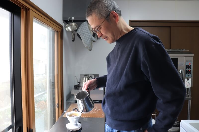 長野の厨房でコーヒーを淹れる誠さん。豆の焙煎も手がけています