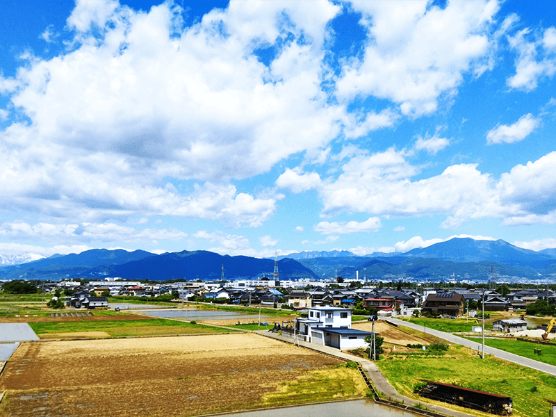 長野市最東端に位置する若穂地域。山地が広がる農村地帯で、なかでも綿内地区は果樹を中心とした農産物の栽培が盛んです。